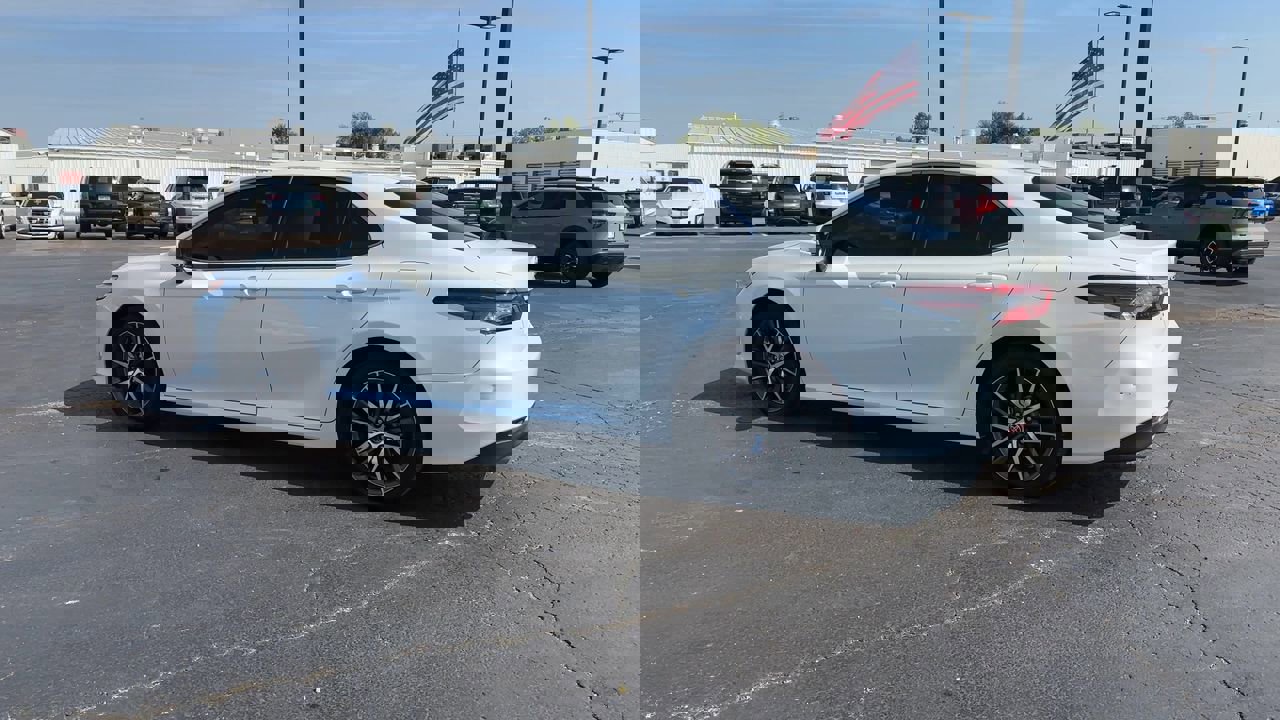 2022 Toyota Camry Hybrid XLE photo 6