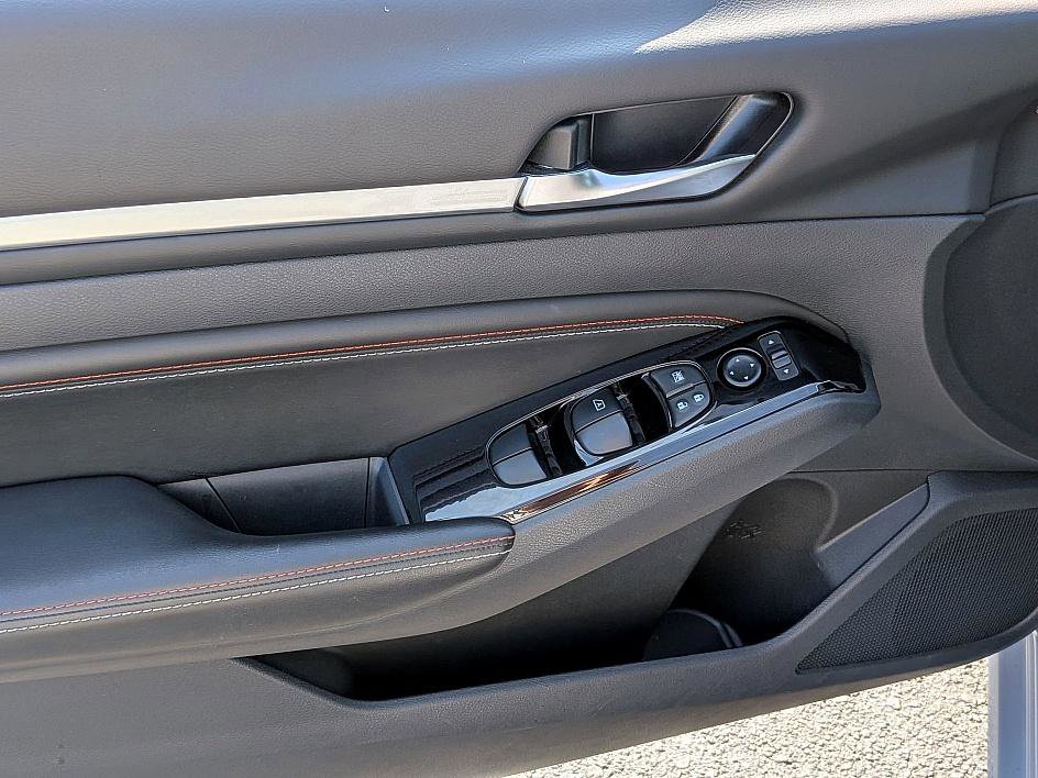 2023 Nissan Altima SR photo 12