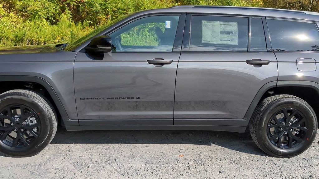 2025 Jeep Grand Cherokee Altitude X photo 2