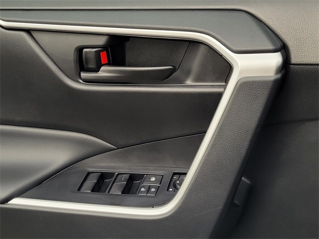 2022 Toyota RAV4 LE photo 16