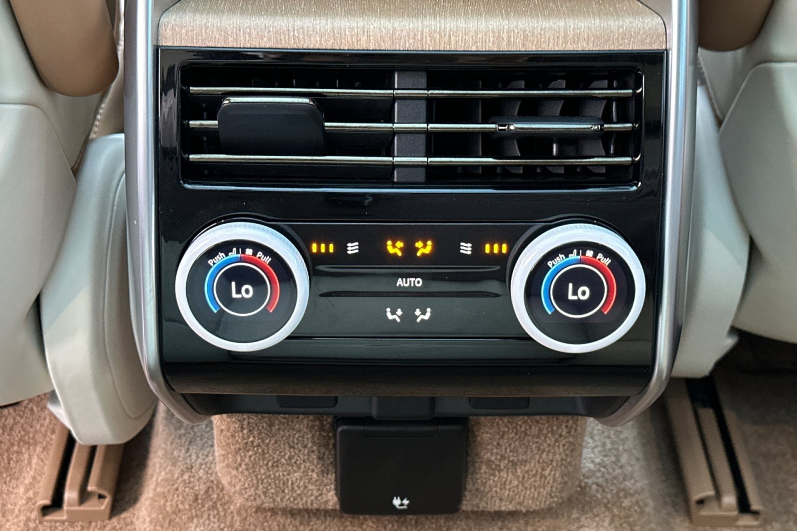 2024 Land Rover Range Rover SV photo 17
