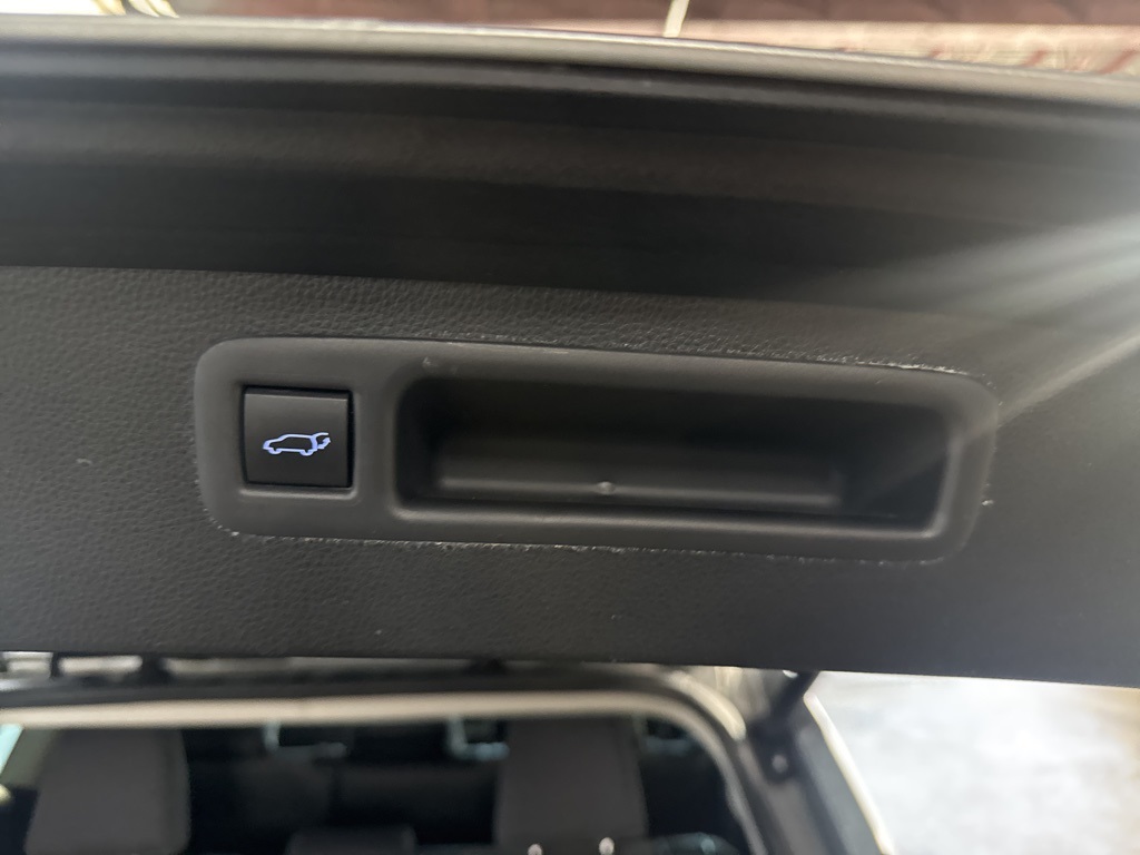 2022 Toyota Highlander LE photo 18