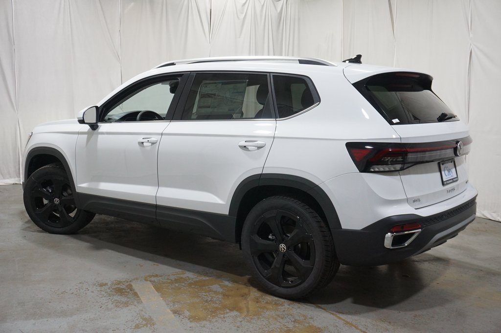 2025 Volkswagen Taos SEL photo 7