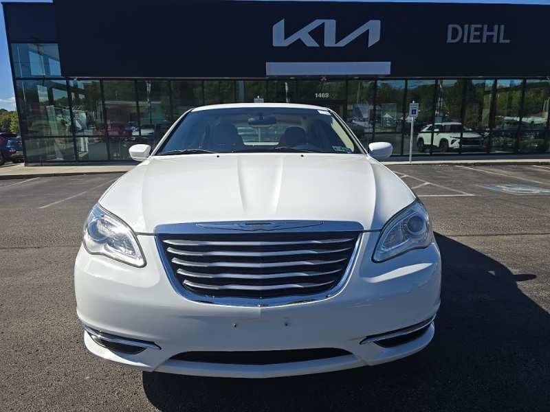 2013 Chrysler 200 Touring photo 2