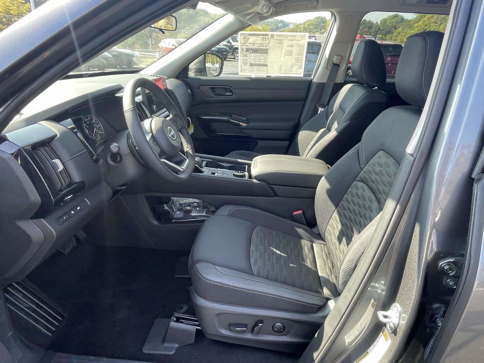 2025 Nissan Pathfinder SV photo 11