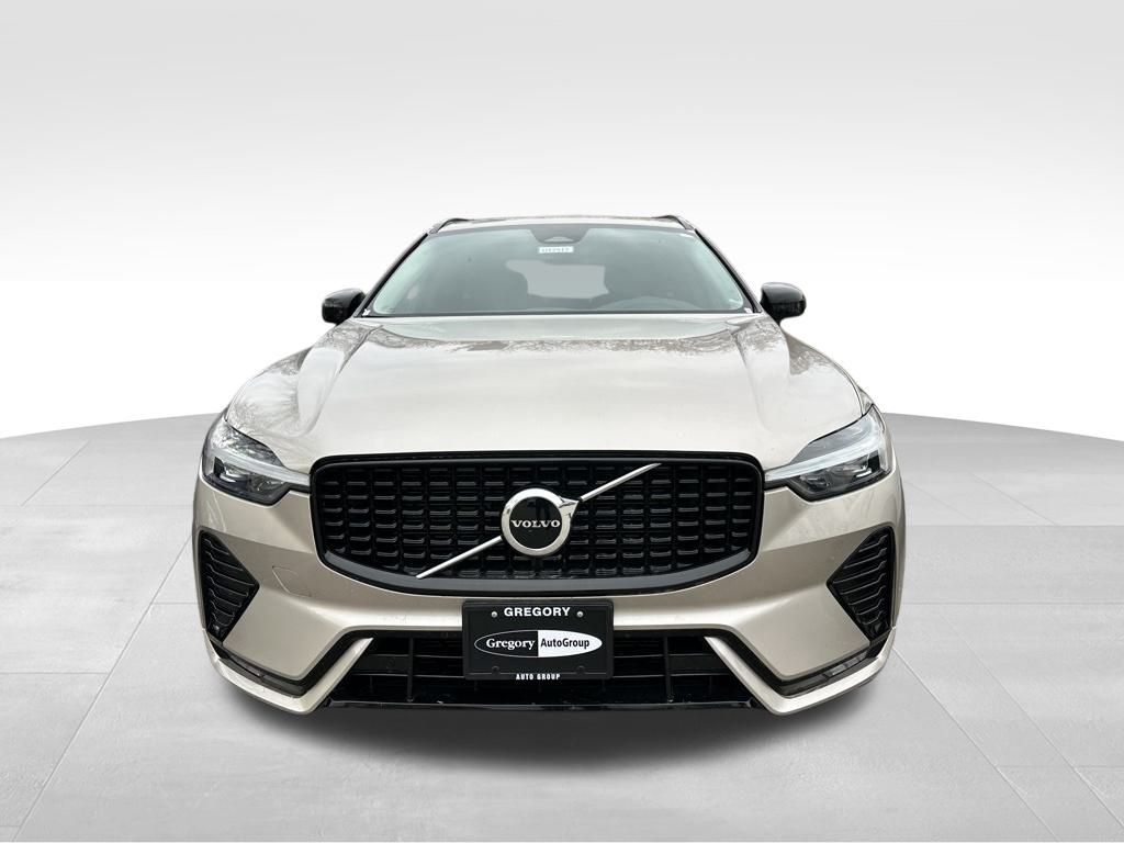 2025 Volvo XC60 B5 Core photo 2