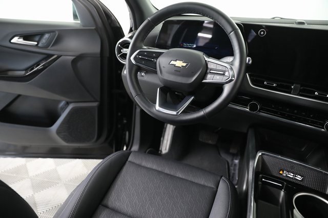 2025 Chevrolet Equinox LT photo 2