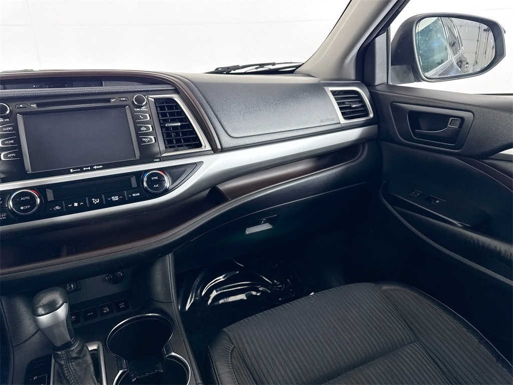 2016 Toyota Highlander LE Plus photo 9