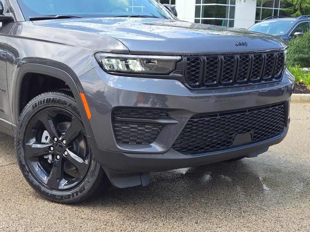 2025 Jeep Grand Cherokee Laredo photo 3