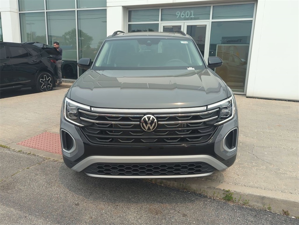2025 Volkswagen Atlas Peak Edition SE photo 2