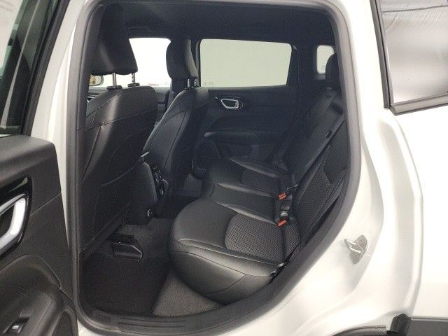 2025 Jeep Compass Latitude photo 2