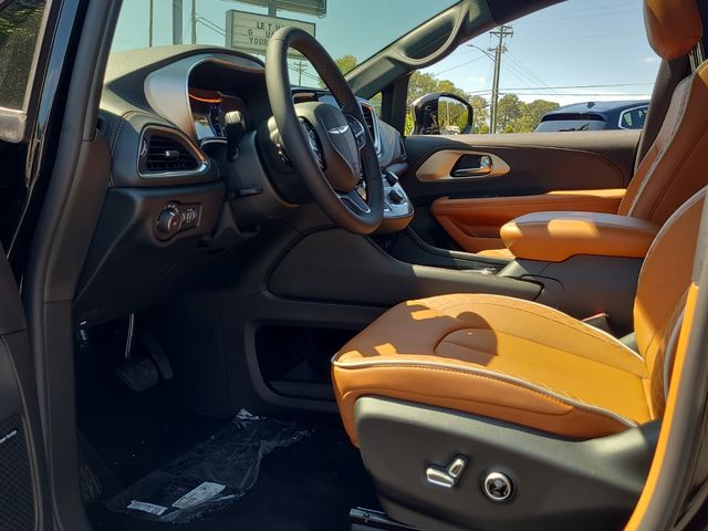 2026 Chrysler Pacifica Pinnacle photo 4