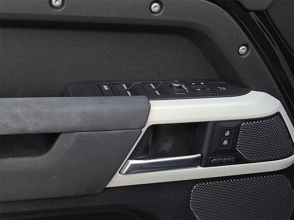 2023 Land Rover Defender 110 SE photo 9