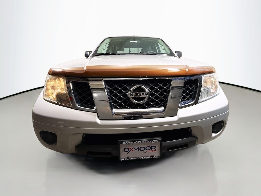 2016 Nissan Frontier SV Crew Cab photo 2