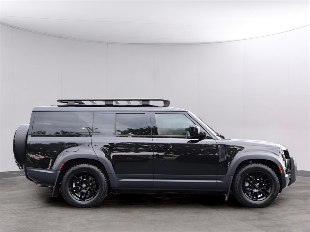 2023 Land Rover Defender 130 SE photo 4
