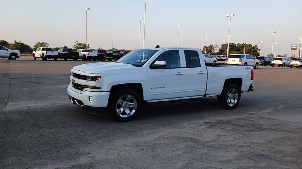 2018 Chevrolet Silverado 1500 LT photo 3