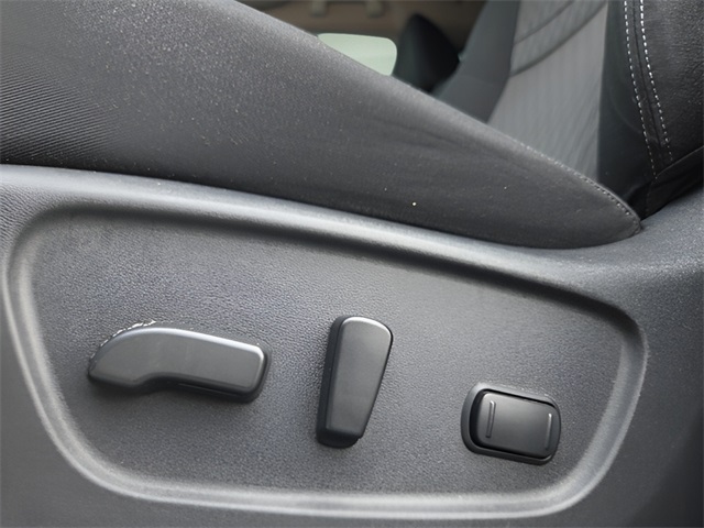 2017 Nissan Rogue SV photo 21