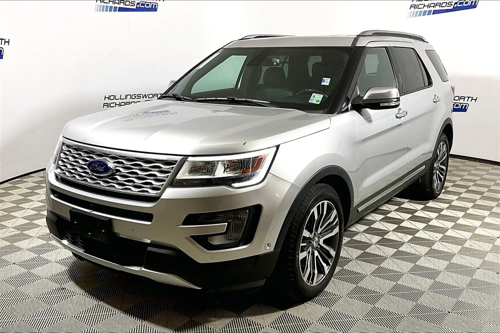 2017 Ford Explorer Platinum's photo