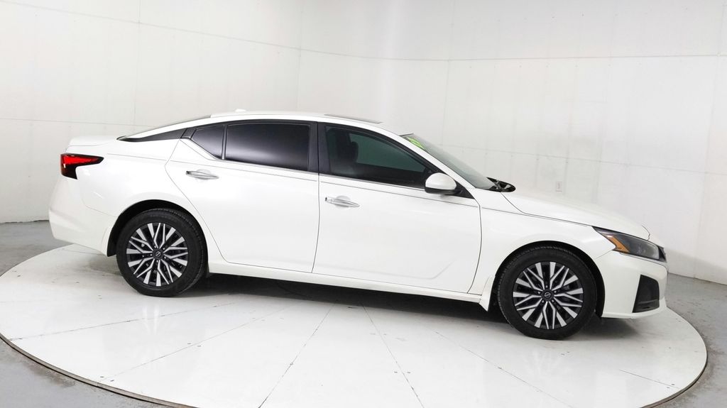 2023 Nissan Altima 2.5 SV photo 4