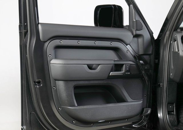 2025 Land Rover Defender 110 X photo 18