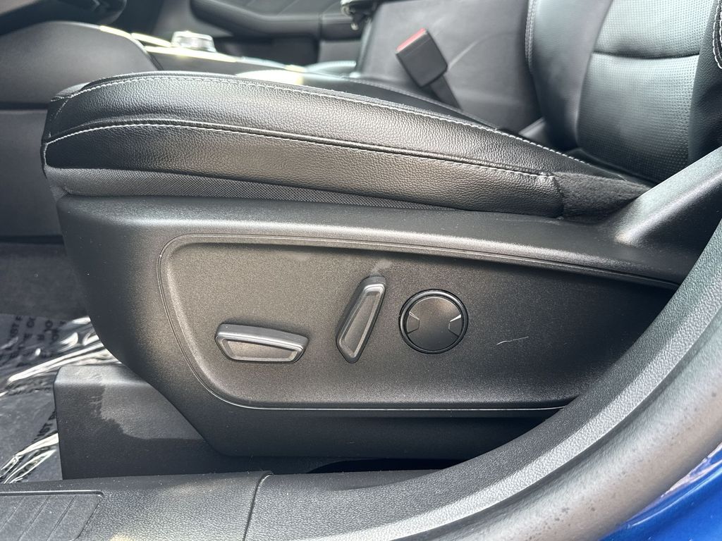 2022 Ford Escape SEL photo 11