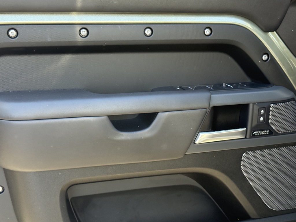 2023 Land Rover Defender 110 photo 9