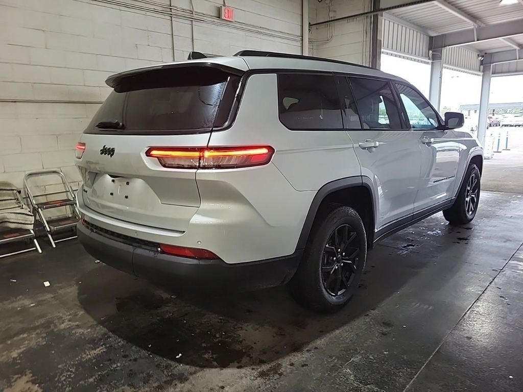 2024 Jeep Grand Cherokee Altitude photo 2