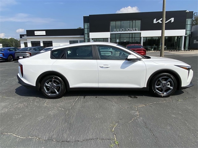 2025 Kia K4 LXS photo 2