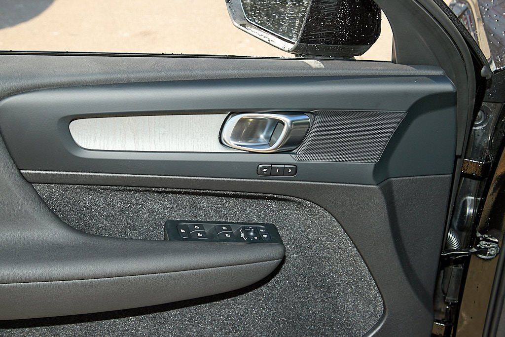 2026 VOLVO XC40 - Image 10