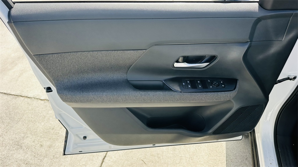 2026 Nissan Kicks SV photo 9