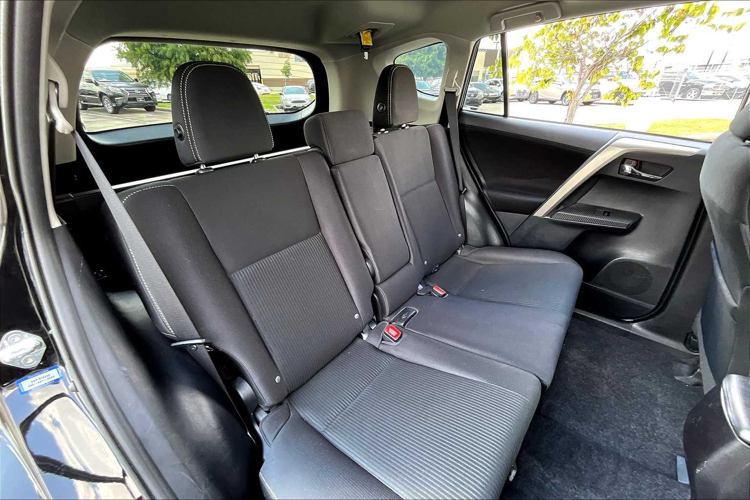 2014 Toyota RAV4 XLE photo 17