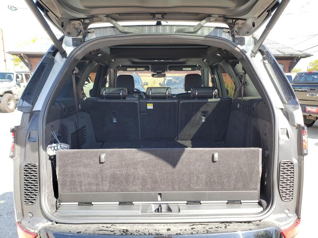 2018 Land Rover Discovery HSE photo 9