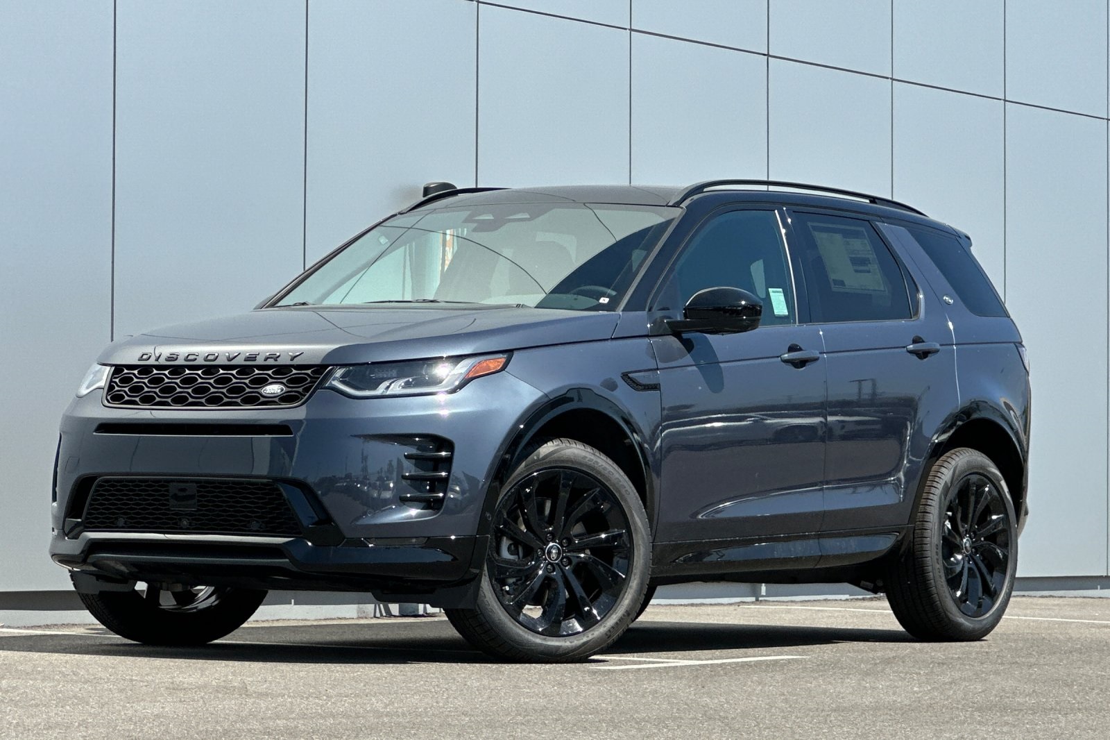2025 Land Rover Discovery Sport Dynamic SE photo 2