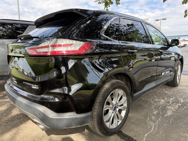 2019 Ford Edge Titanium photo 2