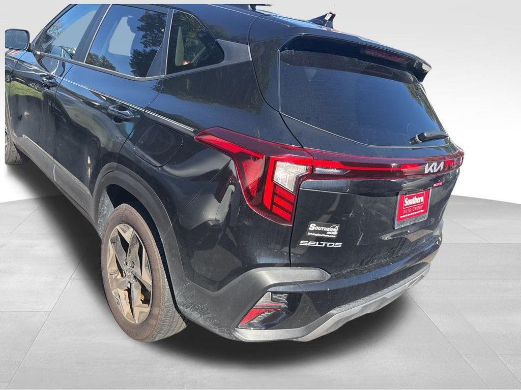 2025 Kia Seltos S photo 2