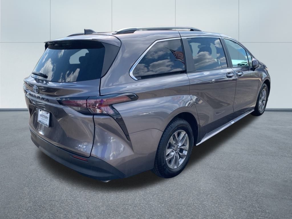 2024 Toyota Sienna XLE photo 3