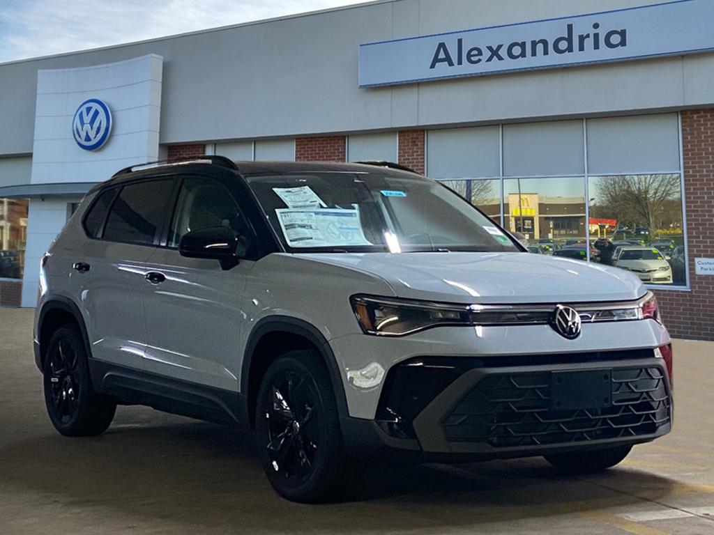 2025 Volkswagen Taos SE Black's photo