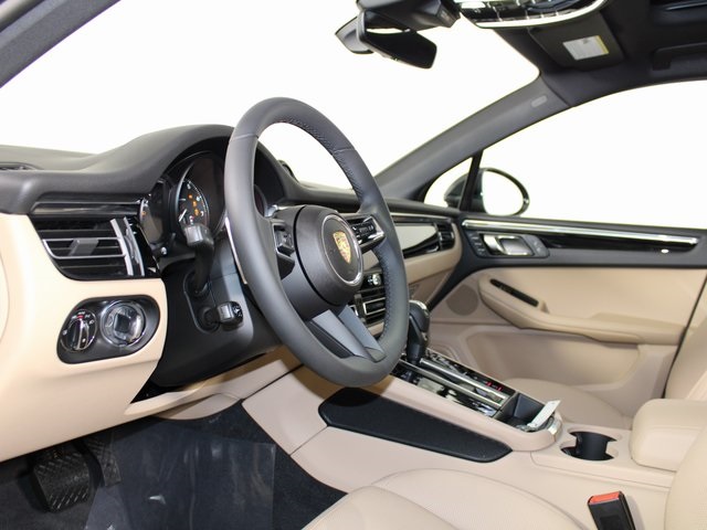 2025 Porsche Macan T photo 4