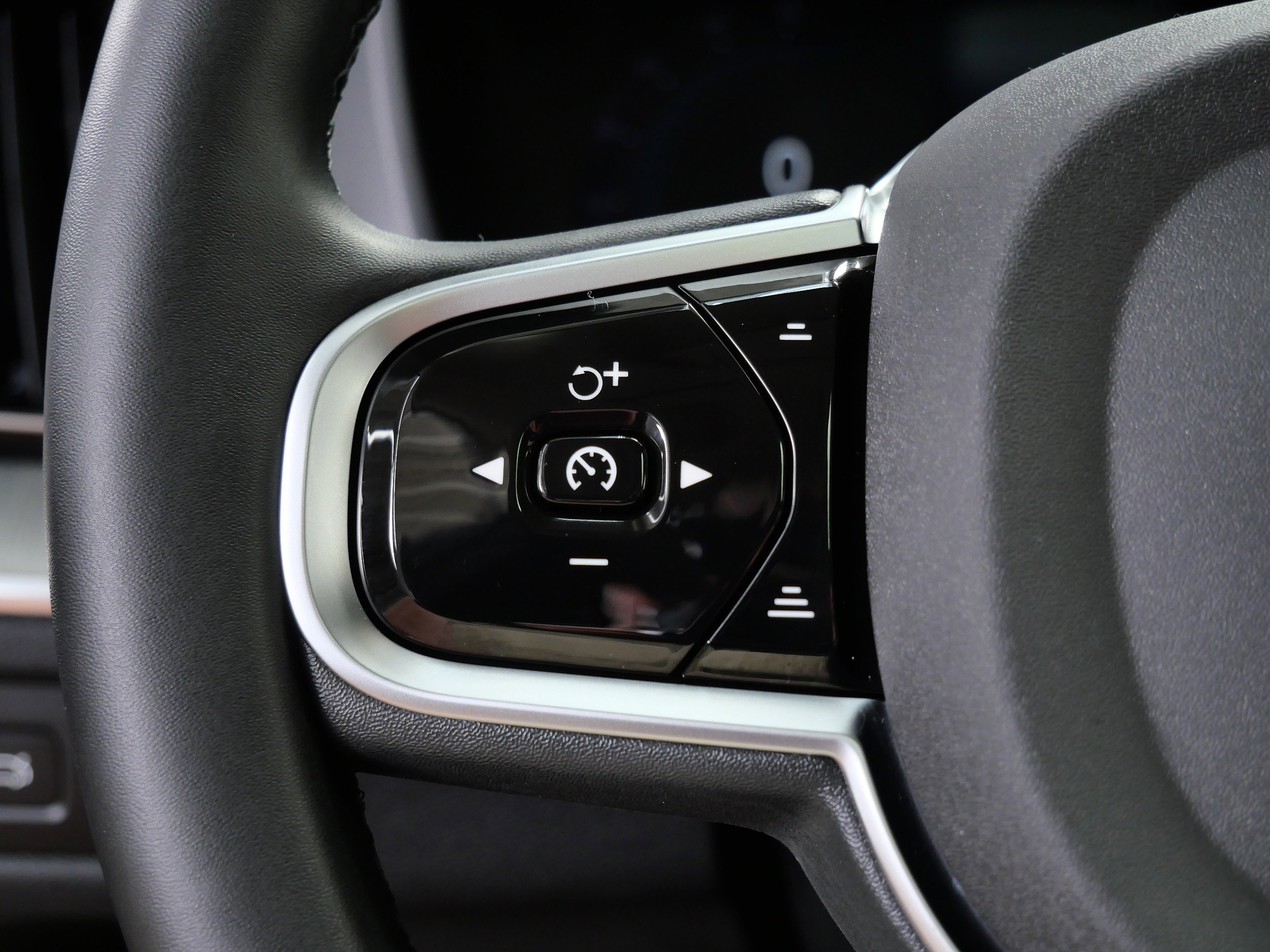 2025 Volvo XC60 Plus photo 24