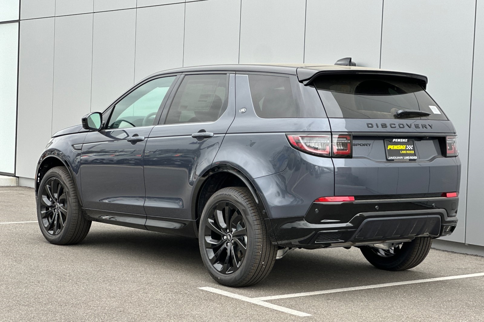 2025 Land Rover Discovery Sport Dynamic SE photo 3