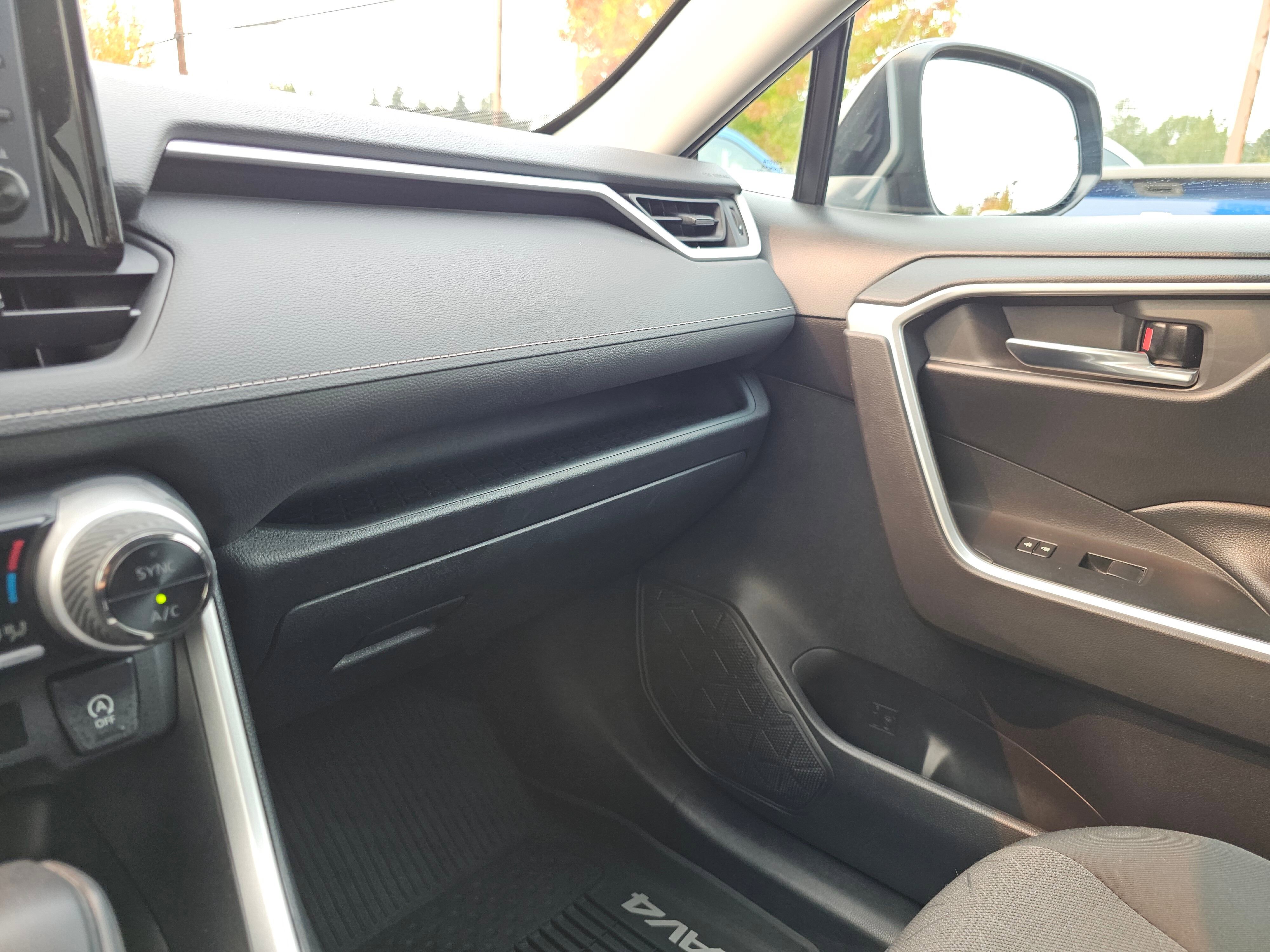 2020 Toyota RAV4 XLE photo 8