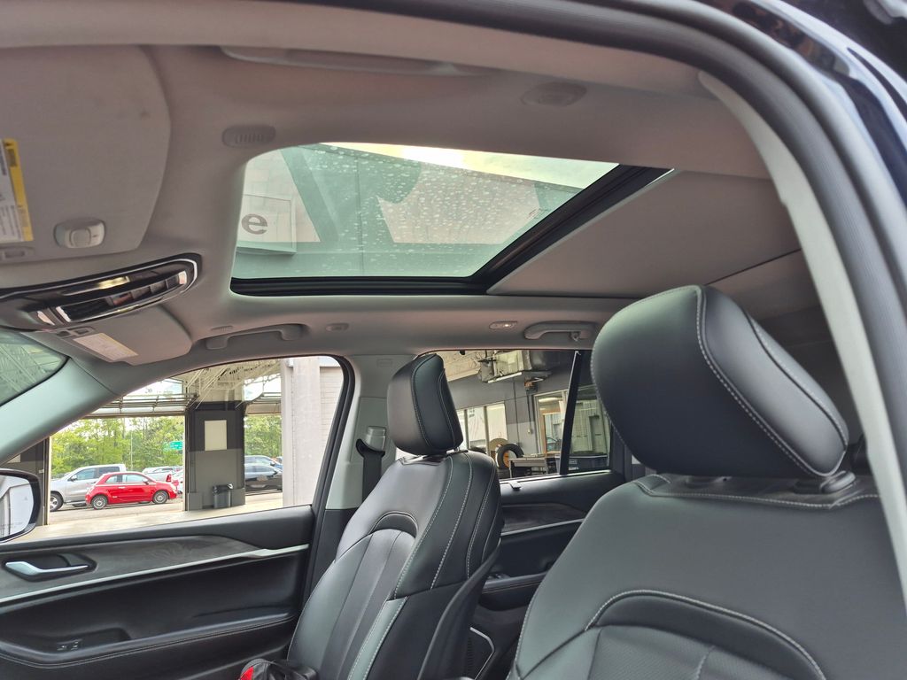 2023 Jeep Grand Cherokee Anniversary Edition photo 13
