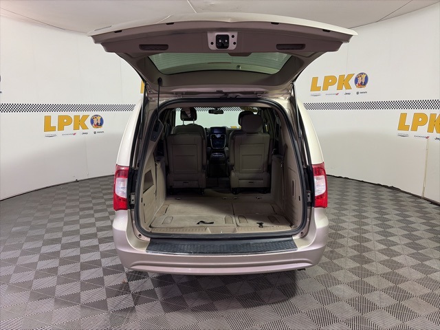 2013 Chrysler Town & Country Touring photo 4