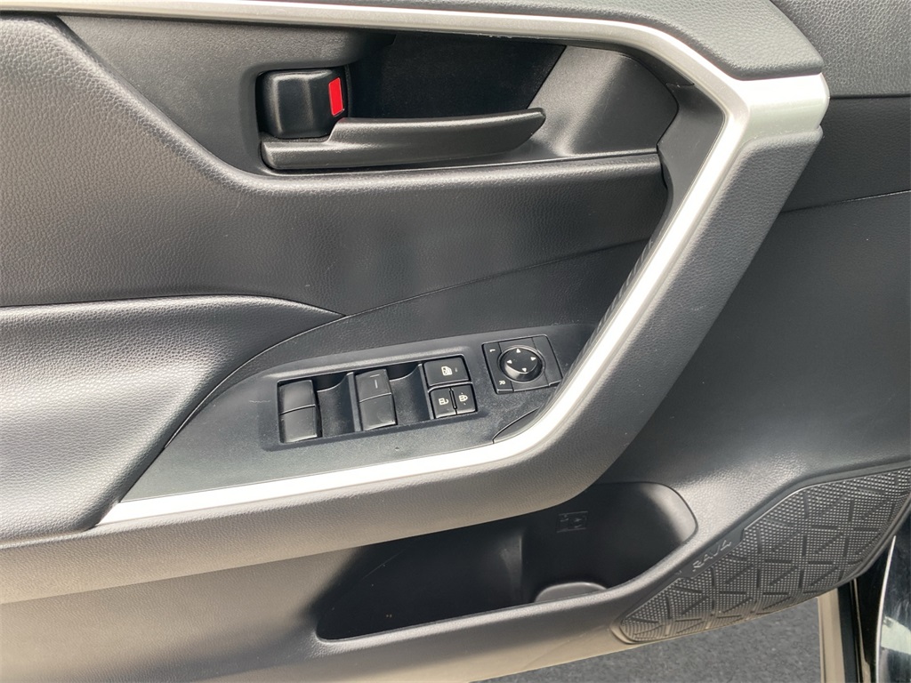 2020 Toyota RAV4 Hybrid LE photo 8