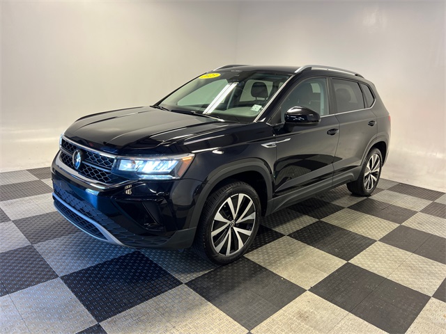 2023 Volkswagen Taos SE photo 3