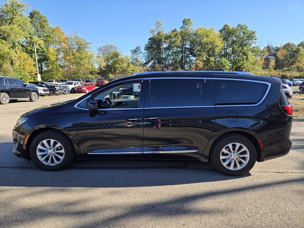 2018 Chrysler Pacifica Touring L photo 2