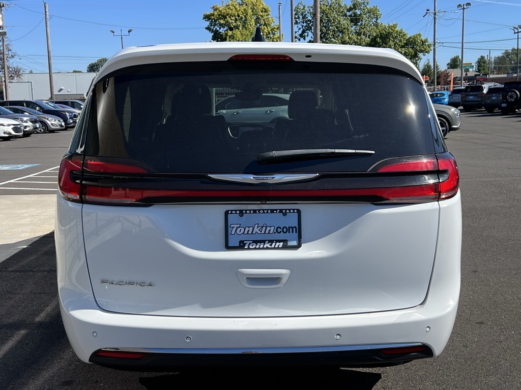 2023 Chrysler Pacifica Touring L photo 5