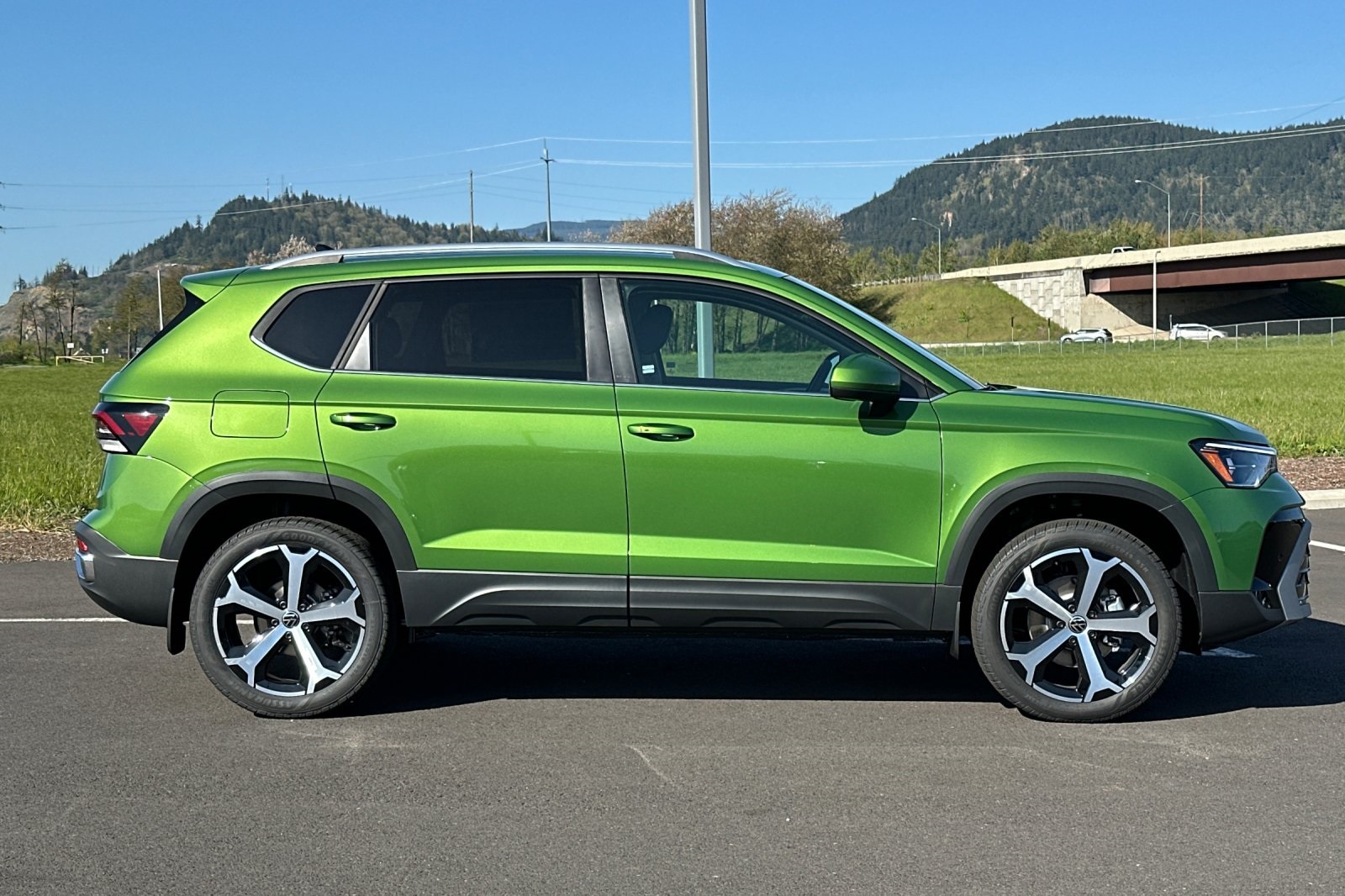 2025 Volkswagen Taos SEL photo 2