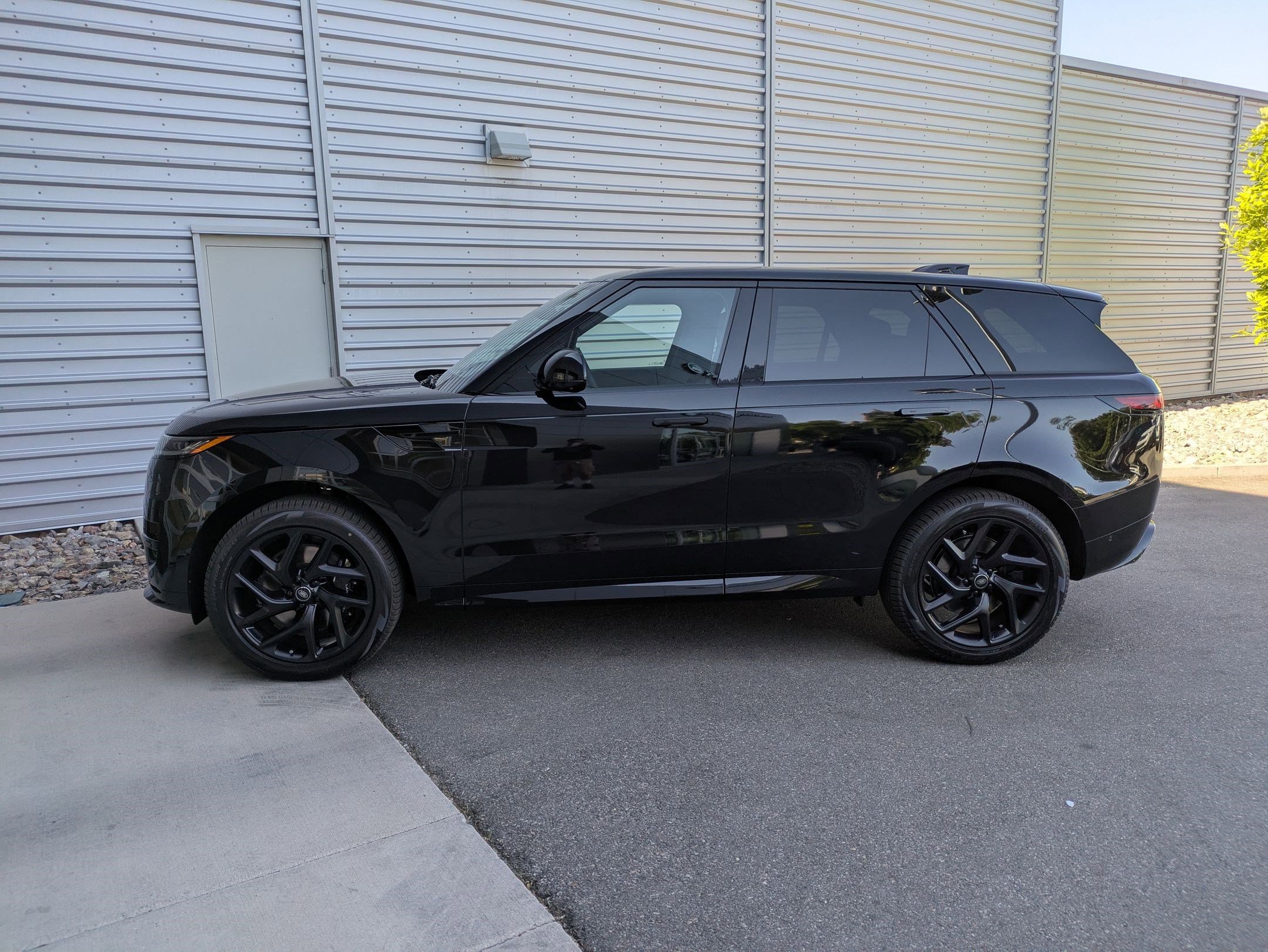 2025 Land Rover Range Rover Sport SE photo 2