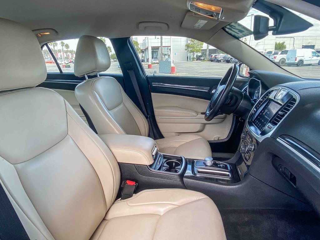 2021 Chrysler 300 Touring photo 13